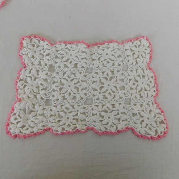 Crocheted Doilies Lot of 4 White Rectangles Pink Border Vtg Cottage Shabby Chic - Picture 4 of 10